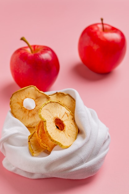 Rebanadas caseras de manzana orgánica secadas al sol