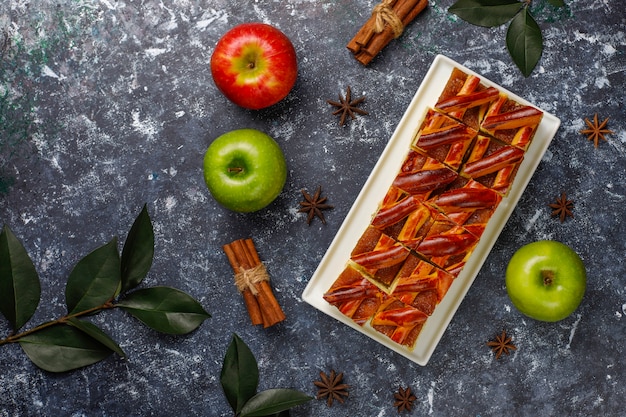 Rebanadas caseras de tarta de manzana en la vista superior oscura