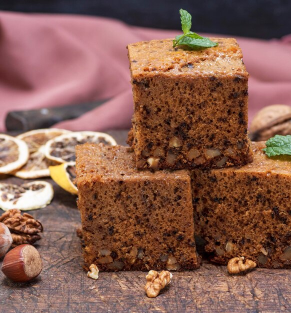 rebanadas cuadradas de un pastel con nueces