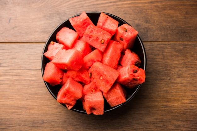 Rebanadas de cubos de fruta de sandía o tarbooj servidas en un tazón. enfoque selectivo