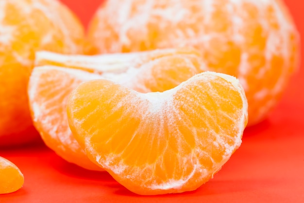 Foto rebanadas de deliciosa mandarina naranja