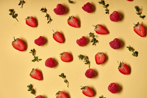 Rebanadas de fresas maduras aisladas en el espacio de copia de fondo amarillo