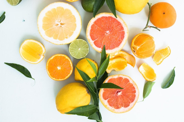 Rebanadas frescas de diferentes tipos de cítricos Naranja limón Pomelo