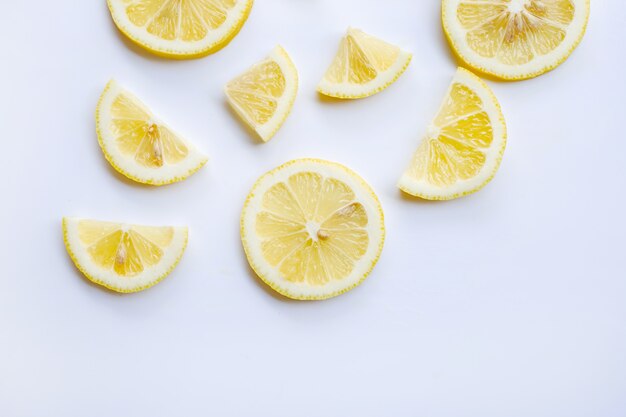 Rebanadas frescas del limón en el fondo blanco.