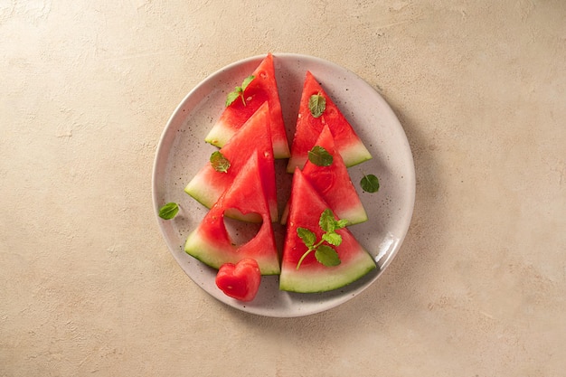 Rebanadas frescas de sandía en un plato Comida abstracta de verano