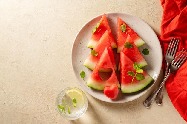 Rebanadas frescas de sandía en un plato Espacio de copia de alimentos saludables de verano