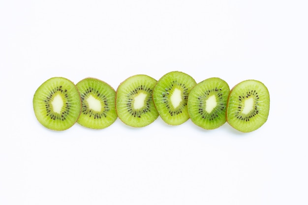 Rebanadas de fruta de kiwi maduras aisladas en blanco