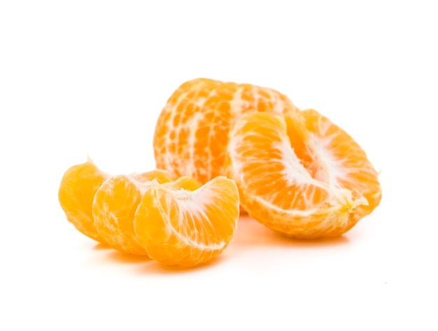 Rebanadas de fruta naranja fresca con naranja