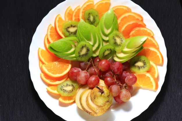 rebanadas de frutas en el plato