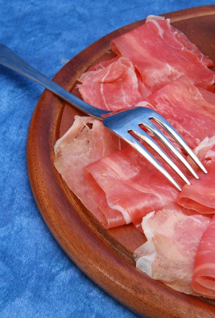 Foto rebanadas de jamón crudo fresco