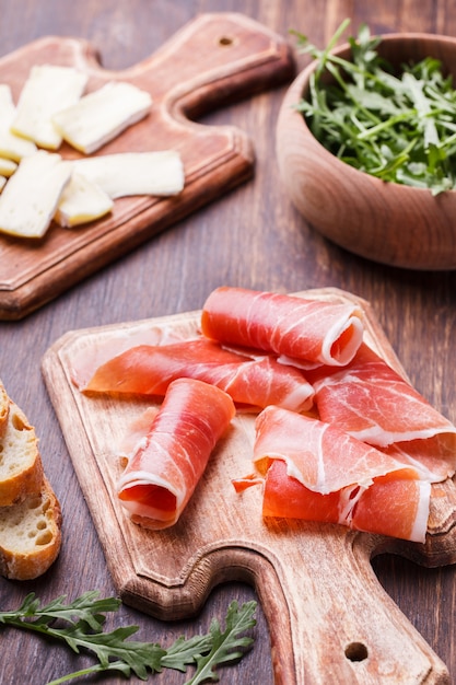 Rebanadas de jamón y queso brie, aperitivo