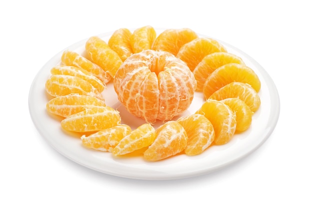 Rebanadas de mandarina en placa sobre fondo blanco.