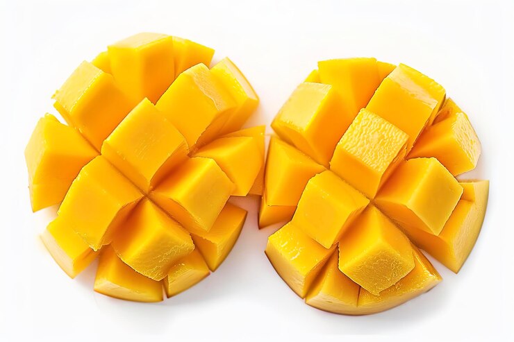 Rebanadas de mango cortadas aisladas sobre un fondo blanco a toda profundidad de campo
