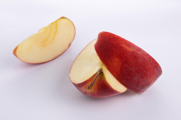 Rebanadas de manzana roja fresca sobre un fondo blanco. Manzanas para hacer jugo