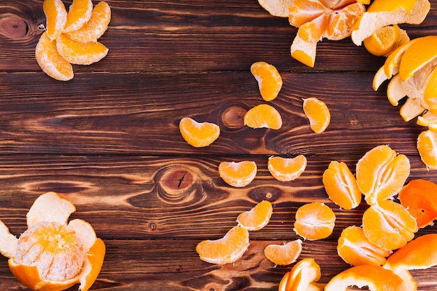 Rebanadas de las naranjas en un fondo textured de madera