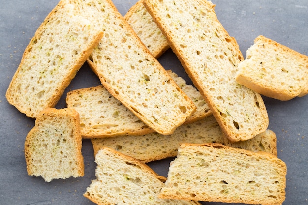 Rebanadas de pan de ajo y hierbas