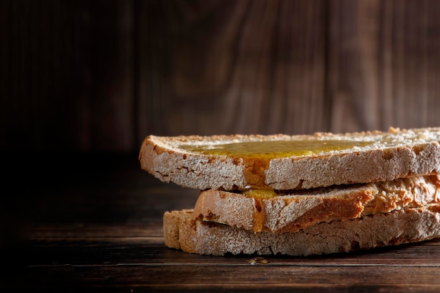 Rebanadas de pan blanco rasgando con aceite de oliva