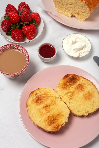 Rebanadas de pan brioche casero con mantequilla