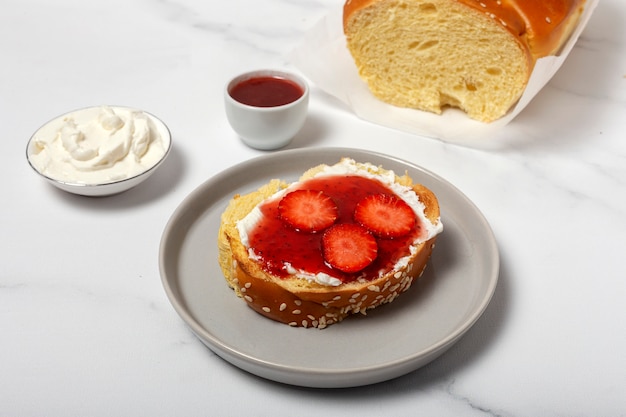 Rebanadas de pan brioche casero con mantequilla