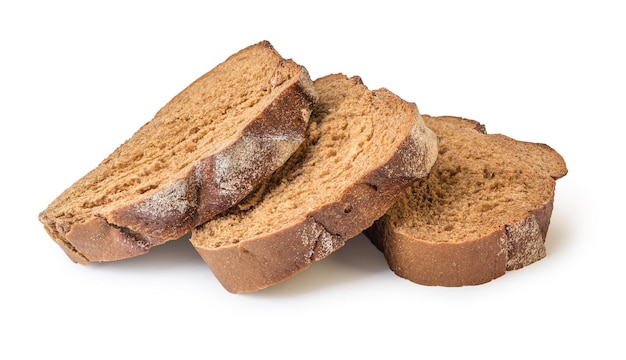 Rebanadas de pan de centeno aislado sobre un fondo blanco.