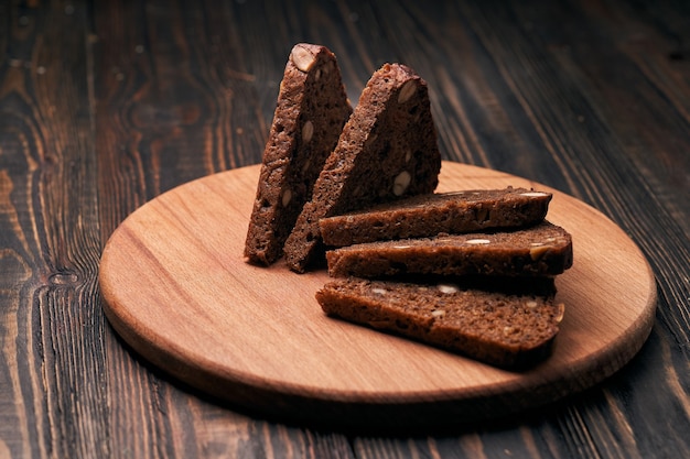 Rebanadas de pan de centeno con piñones sobre una tabla de madera