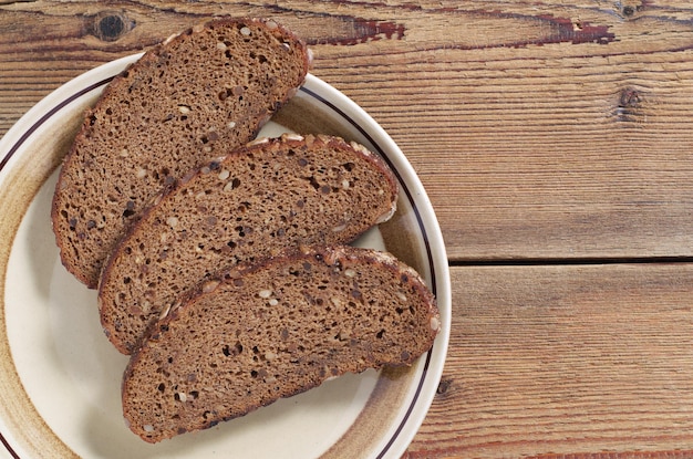 Rebanadas de pan de centeno en placa