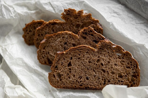 Rebanadas de pan de centeno saludables en el plato sobre fondo de hormigón