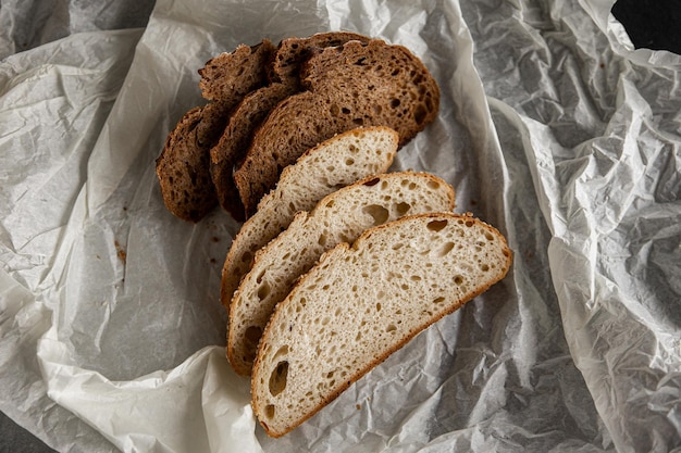 Rebanadas de pan de centeno saludables en el plato sobre fondo de hormigón