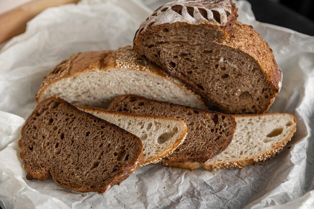 Rebanadas de pan de centeno saludables en el plato sobre fondo de hormigón