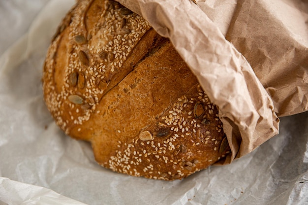 Rebanadas de pan de centeno saludables en el plato sobre fondo de hormigón