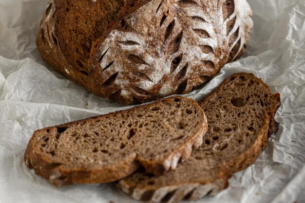 Rebanadas de pan de centeno saludables en el plato sobre fondo de hormigón