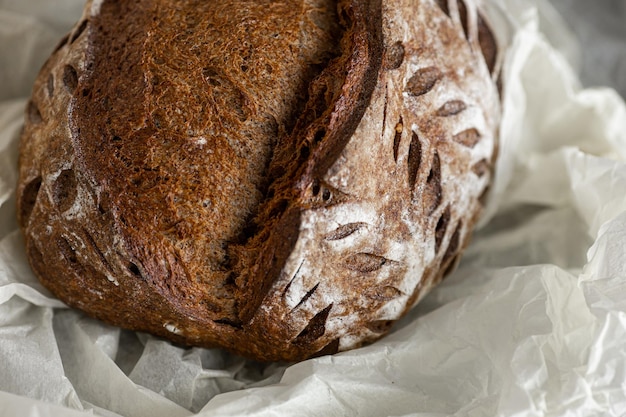 Rebanadas de pan de centeno saludables en el plato sobre fondo de hormigón