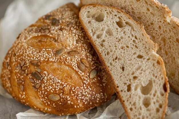 Rebanadas de pan de centeno saludables en el plato sobre fondo de hormigón