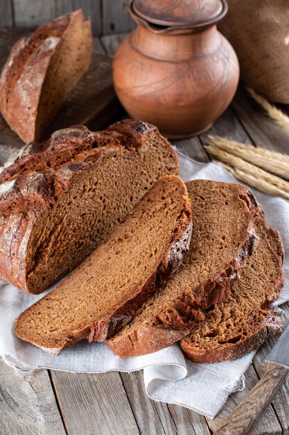 Rebanadas de pan de centeno sobre una mesa. Comida sana.