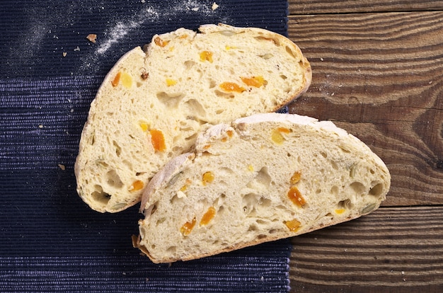 Rebanadas de pan ciabatta sobre mesa de madera cerrar