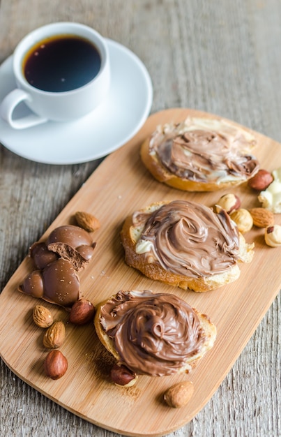 Rebanadas de pan con crema de chocolate y nueces