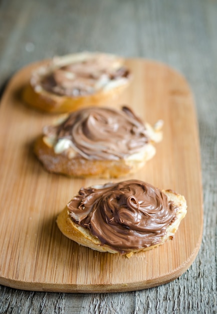 Rebanadas de pan con crema de chocolate