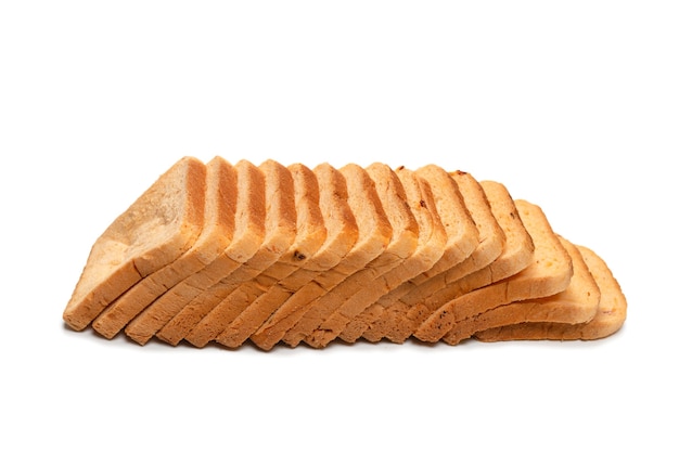 Rebanadas de pan delicioso aislado en una pared blanca.