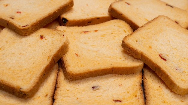 Rebanadas de pan delicioso aislado en una superficie blanca, vista superior.