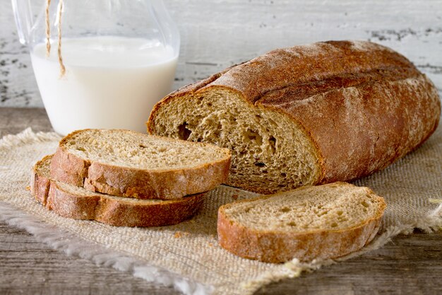 Rebanadas de pan fresco y leche en estilo rústico