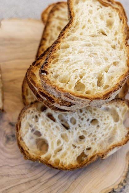 Rebanadas de pan fresco en la mesa de madera Concepto de métodos tradicionales de horneado de pan con levadura Alimentos saludables