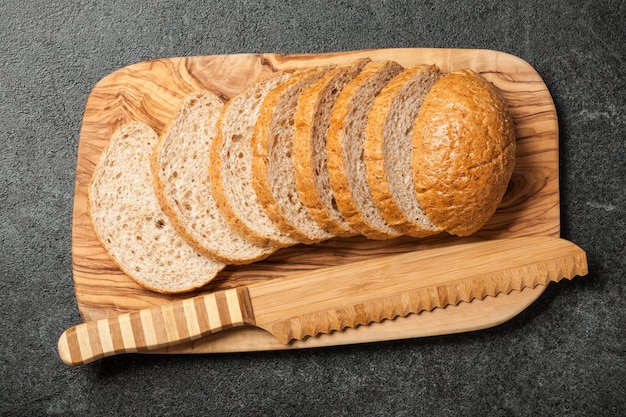 Rebanadas de pan fresco en la tabla de cortar de madera