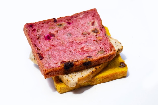 Foto rebanadas de pan de grano entero sobre un fondo blanco