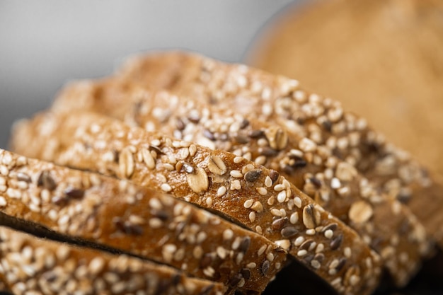 Rebanadas de pan integral con copos de avena Pan integral