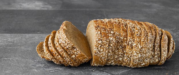 Rebanadas de pan de masa agria casero recién horneado