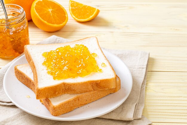 Rebanadas de pan con mermelada de naranja para desayunar