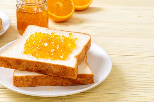 Rebanadas de pan con mermelada de naranja para el desayuno