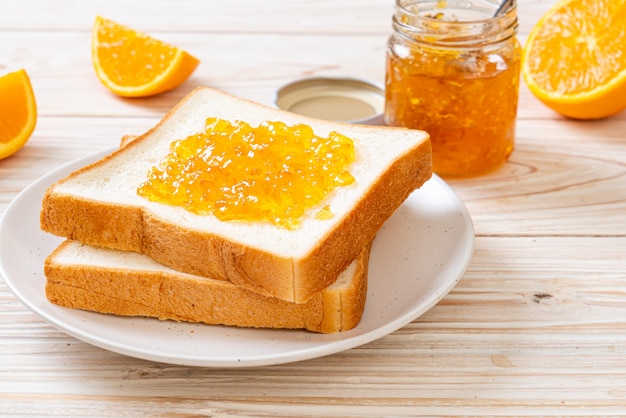 Rebanadas de pan con mermelada de naranja