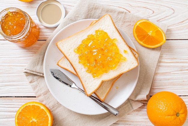 Rebanadas de pan con mermelada de naranja