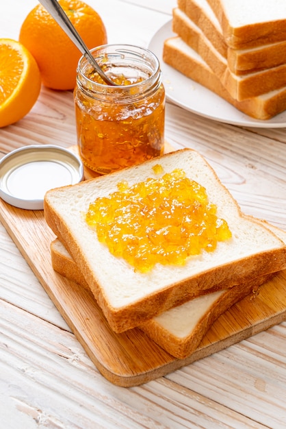 Foto rebanadas de pan con mermelada de naranja